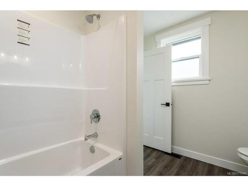 B-381 13Th St, Courtenay, BC - Indoor Photo Showing Bathroom