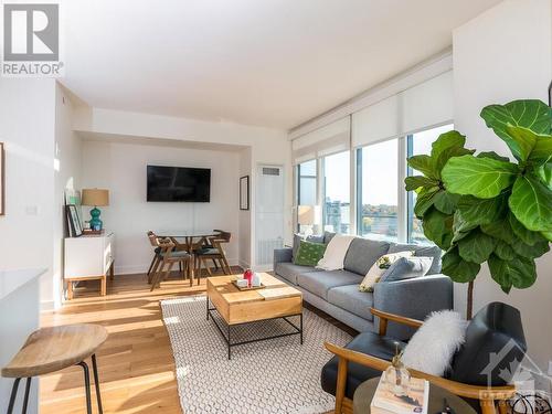 485 Richmond Road Unit#1010, Ottawa, ON - Indoor Photo Showing Living Room