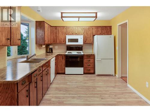 1080 Calmels Crescent, Kelowna, BC - Indoor Photo Showing Kitchen With Double Sink