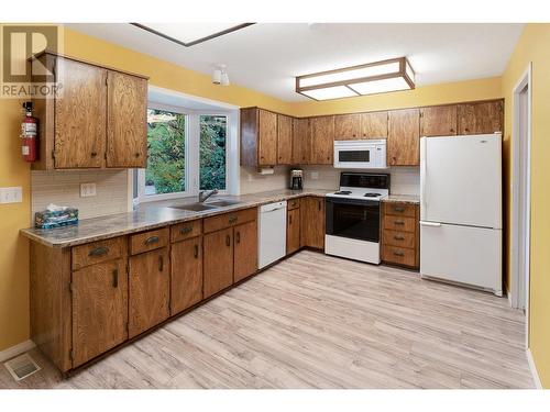 1080 Calmels Crescent, Kelowna, BC - Indoor Photo Showing Kitchen With Double Sink