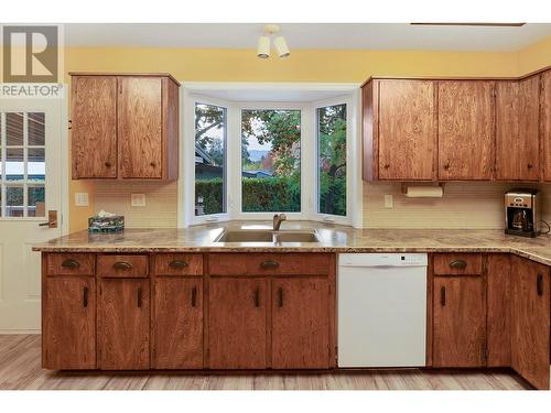 1080 Calmels Crescent, Kelowna, BC - Indoor Photo Showing Kitchen With Double Sink