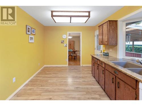 1080 Calmels Crescent, Kelowna, BC - Indoor Photo Showing Kitchen With Double Sink