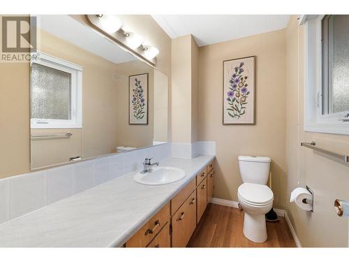 1080 Calmels Crescent, Kelowna, BC - Indoor Photo Showing Bathroom