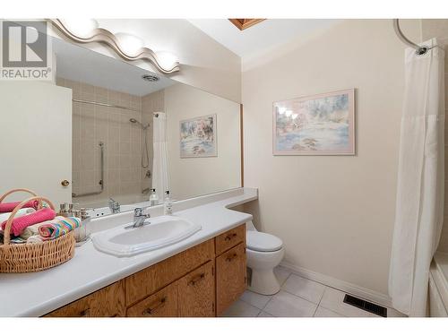 1080 Calmels Crescent, Kelowna, BC - Indoor Photo Showing Bathroom