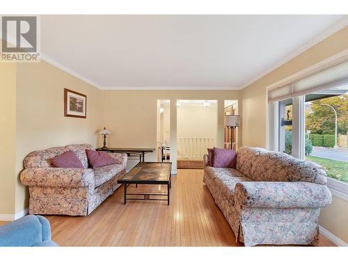 1080 Calmels Crescent, Kelowna, BC - Indoor Photo Showing Living Room