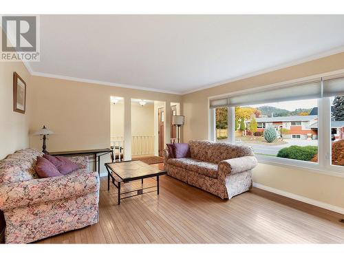 1080 Calmels Crescent, Kelowna, BC - Indoor Photo Showing Living Room