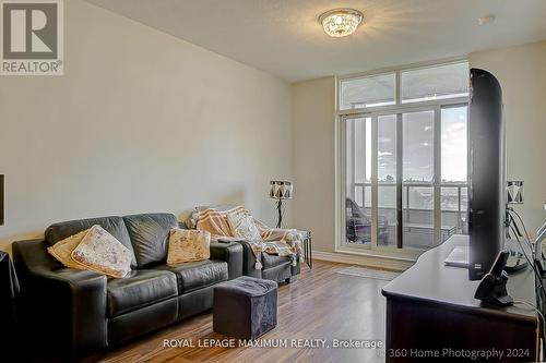 706 - 9245 Jane Street, Vaughan, ON - Indoor Photo Showing Living Room