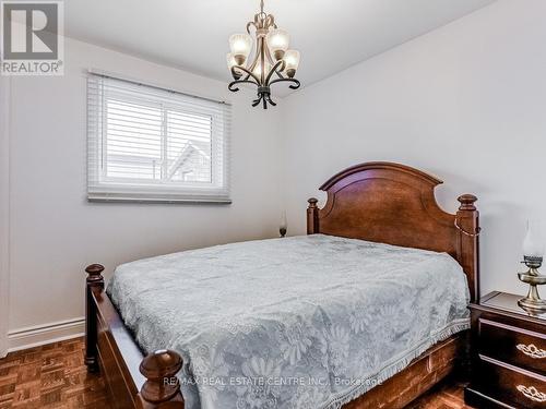 1174 Ogden Avenue, Mississauga, ON - Indoor Photo Showing Bedroom