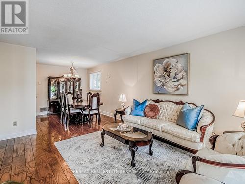 1174 Ogden Avenue, Mississauga, ON - Indoor Photo Showing Living Room