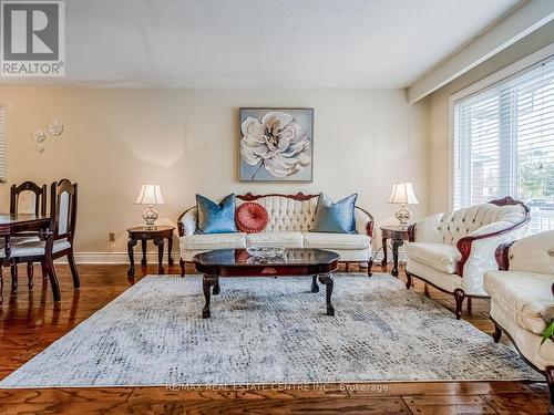 1174 Ogden Avenue, Mississauga, ON - Indoor Photo Showing Living Room