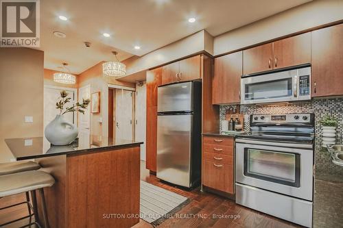 1403 - 2240 Lake Shore Boulevard W, Toronto, ON - Indoor Photo Showing Kitchen