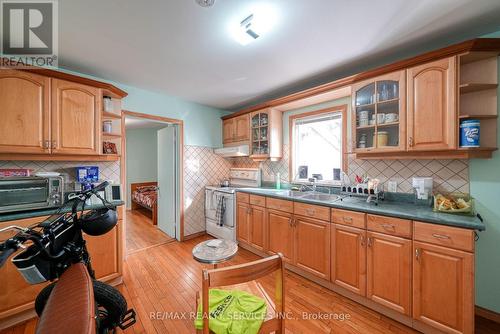 24 Norlan Avenue, London, ON - Indoor Photo Showing Kitchen