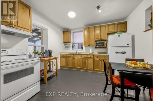 19 Railway Street, Hamilton, ON - Indoor Photo Showing Kitchen