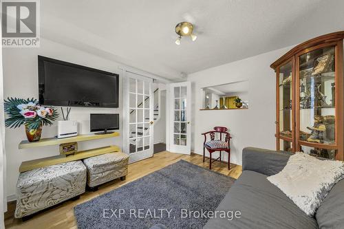 19 Railway Street, Hamilton, ON - Indoor Photo Showing Living Room