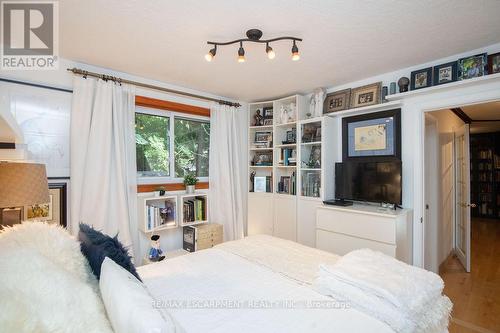 341 Clarendon Drive, Hamilton, ON - Indoor Photo Showing Bedroom