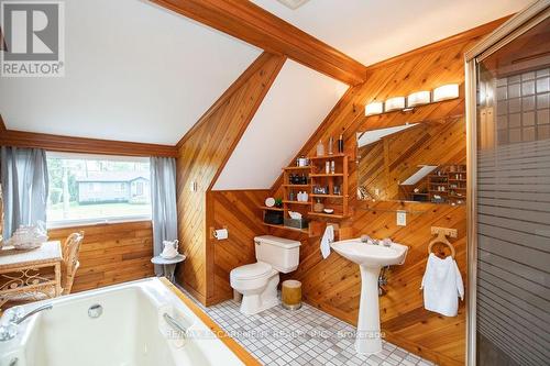 341 Clarendon Drive, Hamilton, ON - Indoor Photo Showing Bathroom