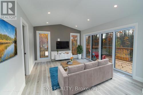 39 Becketts Side Road, Tay, ON - Indoor Photo Showing Living Room