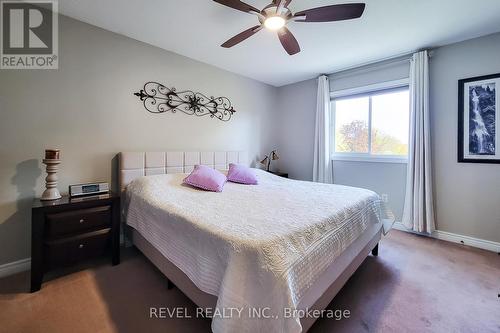 2 Hampshire Place, Hamilton, ON - Indoor Photo Showing Bedroom