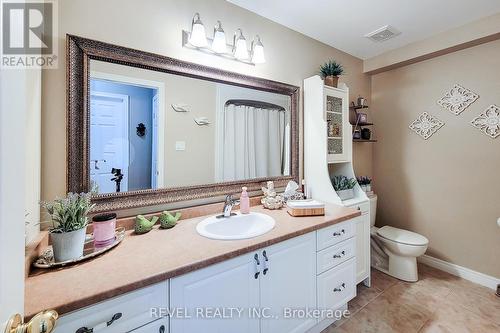 2 Hampshire Place, Hamilton, ON - Indoor Photo Showing Bathroom