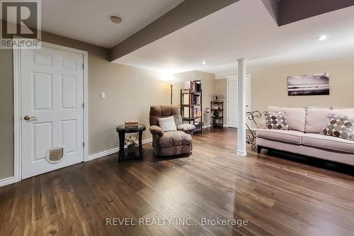 2 Hampshire Place, Hamilton, ON - Indoor Photo Showing Living Room