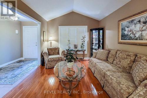 2 Hampshire Place, Hamilton, ON - Indoor Photo Showing Living Room