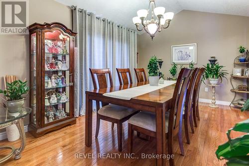 2 Hampshire Place, Hamilton, ON - Indoor Photo Showing Dining Room