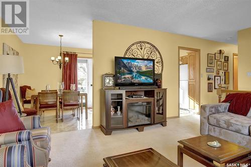 82 Mcsherry Crescent, Regina, SK - Indoor Photo Showing Living Room