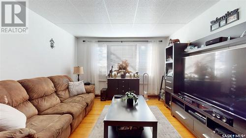 335 Argyle Street N, Regina, SK - Indoor Photo Showing Living Room