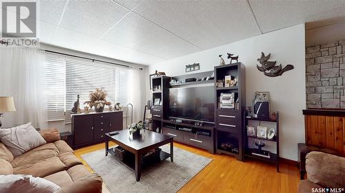 335 Argyle Street N, Regina, SK - Indoor Photo Showing Living Room