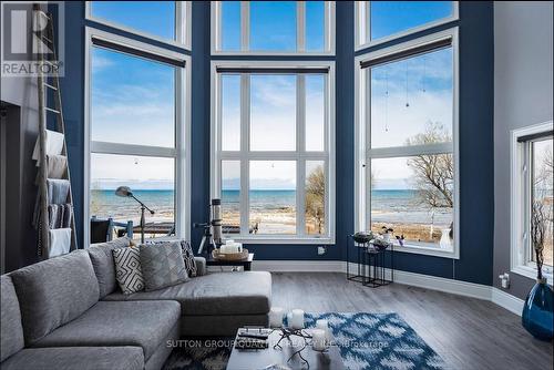 27 Waterview Road, Wasaga Beach, ON - Indoor Photo Showing Living Room