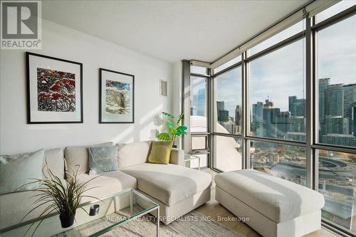 3201 - 5 Mariner Terrace, Toronto, ON - Indoor Photo Showing Living Room