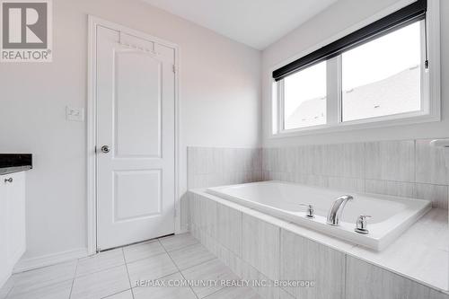 2517 Wintergrace Avenue, Oshawa, ON - Indoor Photo Showing Bathroom