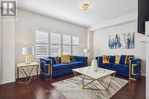 295 Northglen Boulevard, Clarington, ON - Indoor Photo Showing Living Room