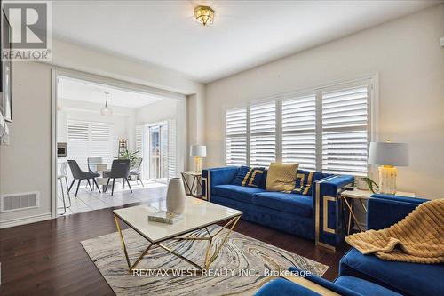 295 Northglen Boulevard, Clarington, ON - Indoor Photo Showing Living Room