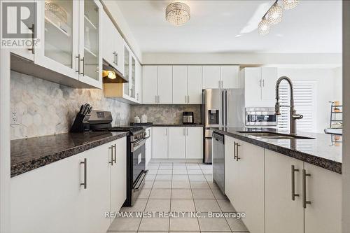 295 Northglen Boulevard, Clarington, ON - Indoor Photo Showing Kitchen With Upgraded Kitchen