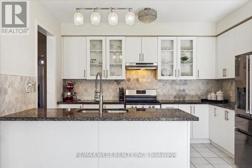 295 Northglen Boulevard, Clarington, ON - Indoor Photo Showing Kitchen With Upgraded Kitchen