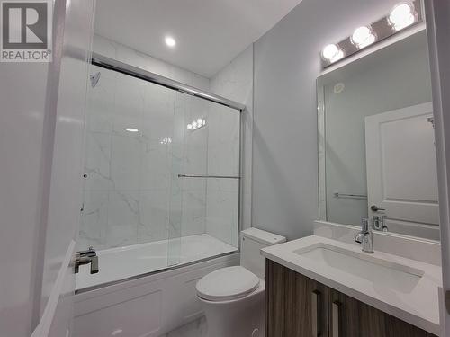 1046 Martin Avenue Unit# 3, Kelowna, BC - Indoor Photo Showing Bathroom