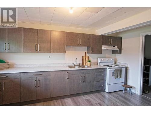 520 10Th Avenue, Castlegar, BC - Indoor Photo Showing Kitchen With Double Sink