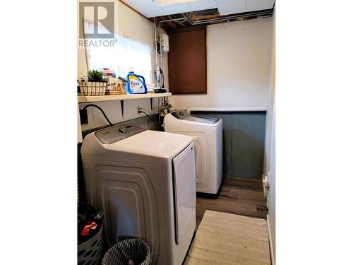 520 10Th Avenue, Castlegar, BC - Indoor Photo Showing Laundry Room