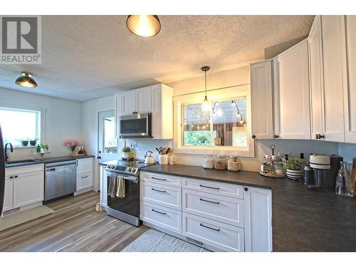 520 10Th Avenue, Castlegar, BC - Indoor Photo Showing Kitchen With Upgraded Kitchen