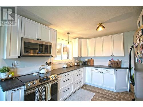 520 10Th Avenue, Castlegar, BC - Indoor Photo Showing Kitchen