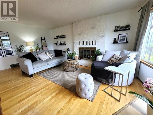 520 10Th Avenue, Castlegar, BC - Indoor Photo Showing Living Room With Fireplace