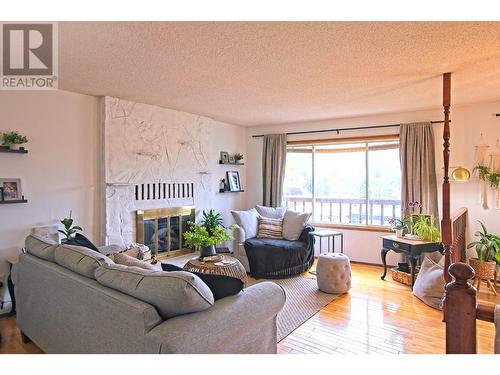 520 10Th Avenue, Castlegar, BC - Indoor Photo Showing Living Room With Fireplace