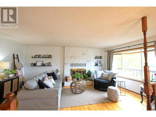 520 10Th Avenue, Castlegar, BC - Indoor Photo Showing Living Room