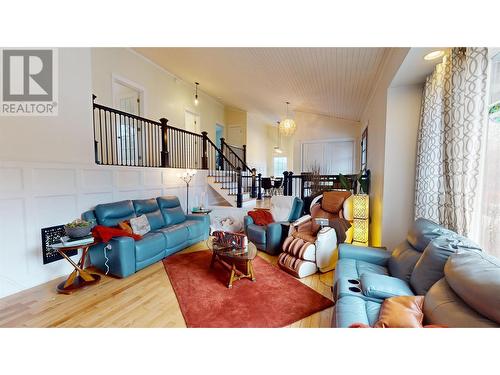 5533 Twin Lakes Road, Cranbrook, BC - Indoor Photo Showing Living Room