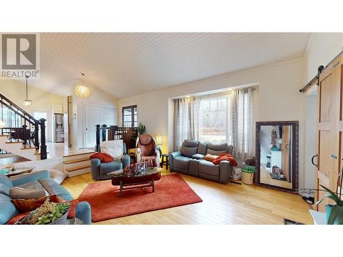 5533 Twin Lakes Road, Cranbrook, BC - Indoor Photo Showing Living Room