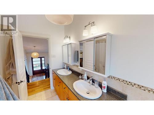 5533 Twin Lakes Road, Cranbrook, BC - Indoor Photo Showing Bathroom