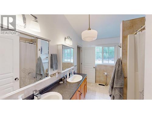 5533 Twin Lakes Road, Cranbrook, BC - Indoor Photo Showing Bathroom