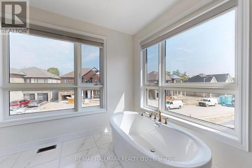 27 Fauchard Street, Richmond Hill, ON - Indoor Photo Showing Bathroom