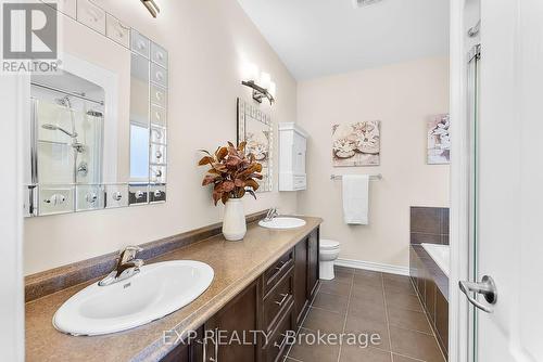 5803 Fiddlehead Lane, Niagara Falls, ON - Indoor Photo Showing Bathroom